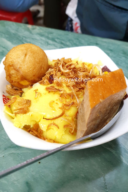 Xôi Xéo (Sticky Rice With Crispy Shallots & Fat), Mung Bean Paste, Chả Quế (Roasted Cinnamon Pork Paste) & Fried Hard Boiled Egg @ Xôi Yến, Hoan Kiem, Hanoi